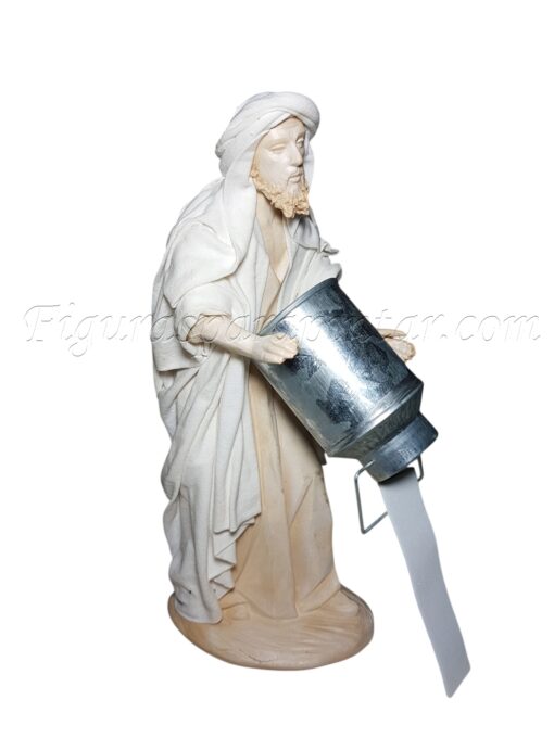 Pastor vaciando cántara de leche